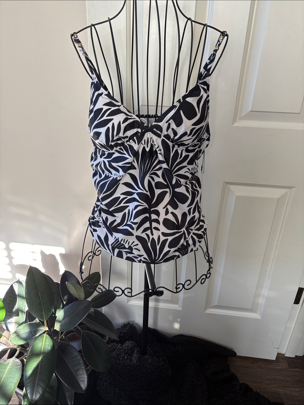 Nicole Miller Black & White Leaf-Print Camisole